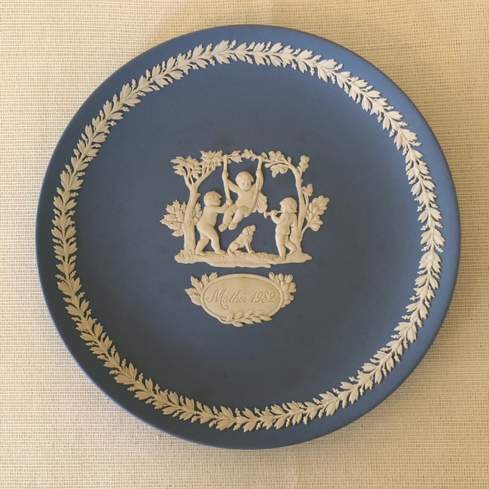 Wedgwood 1982 Mother Plate-Pale Blue/White Jasper